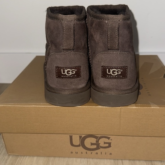 UGG Australia Boots - Picture 2 of 6